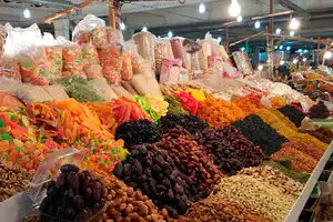 Вид на оживленные ряды и покупателей на большом крытом рынке в Махачкале.